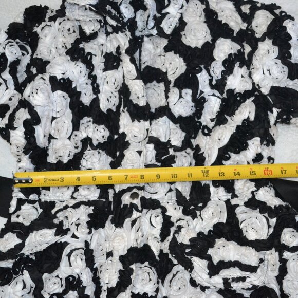 Samuel Dong 3D Floral Black and White Coat Large - Picture 13 of 16